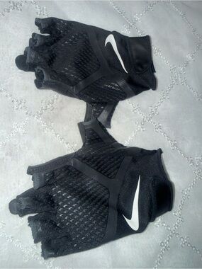 Nike Men’s Black and White Fingerless Training Gloves